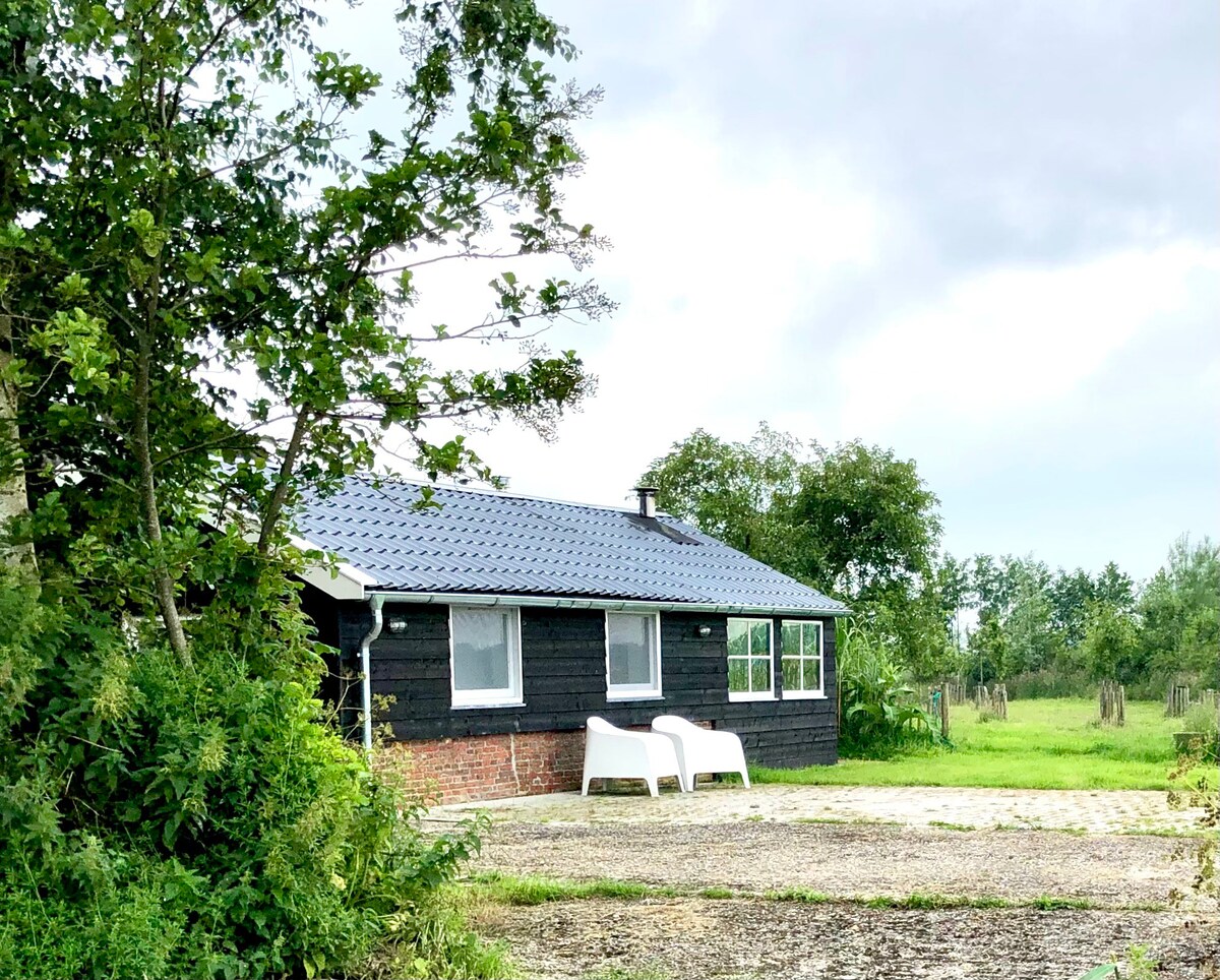 Landelijk gelegen tiny house, achter boerderij