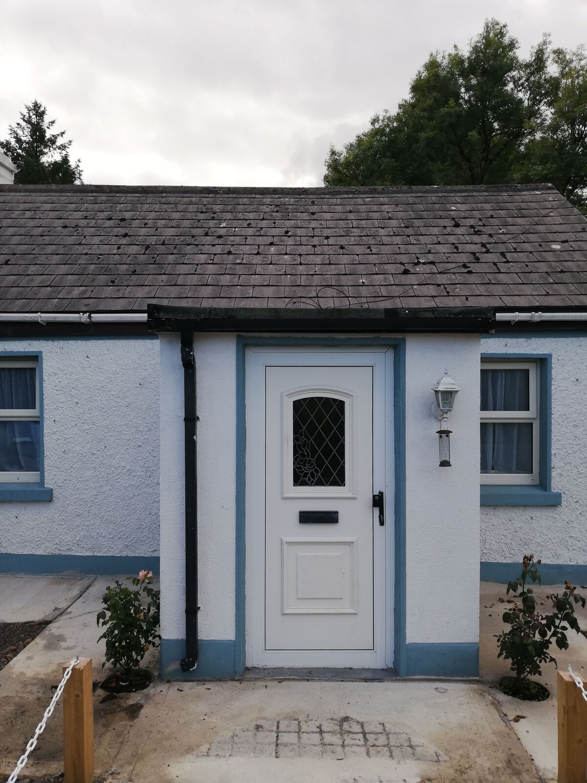 Peaceful vintage style cottage in rural setting.