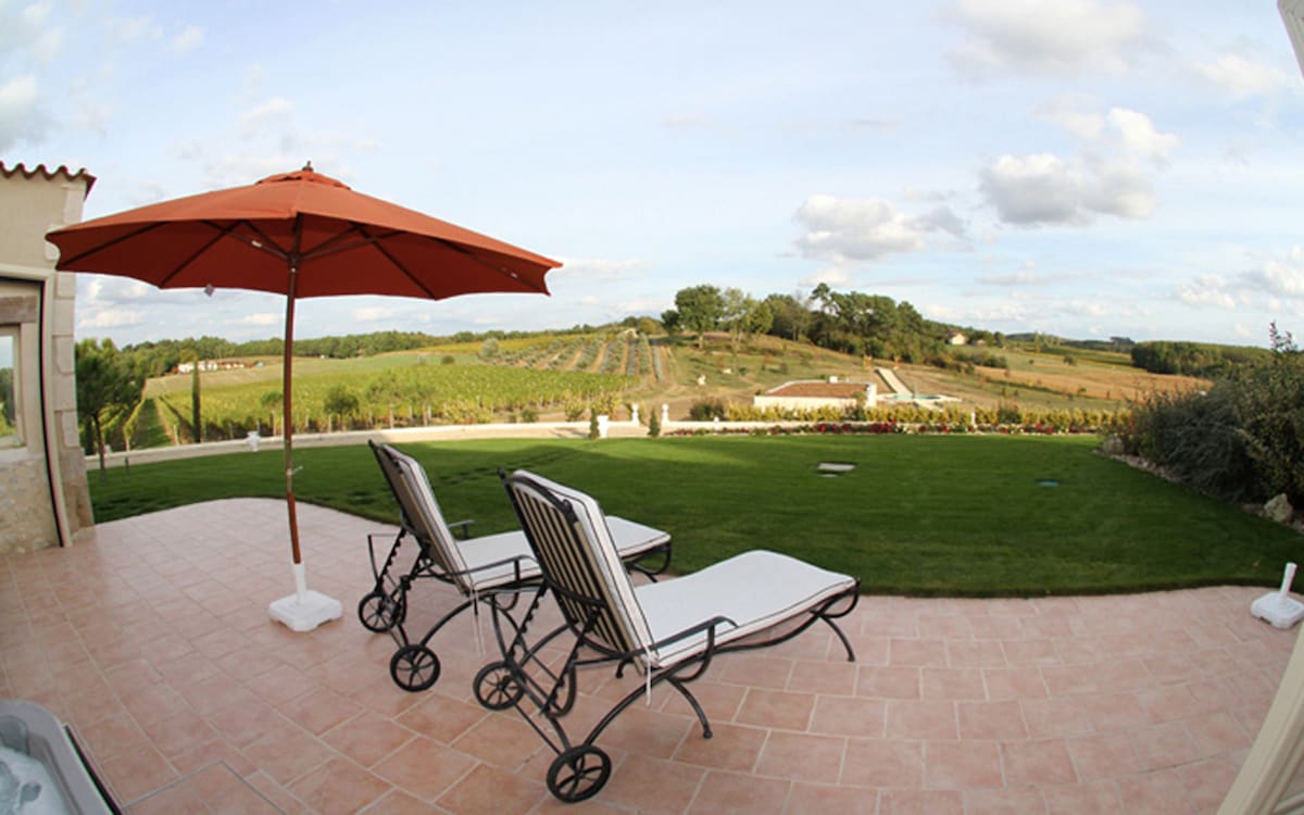 Luxury wine estate: air-con heated pool fast Wi-Fi