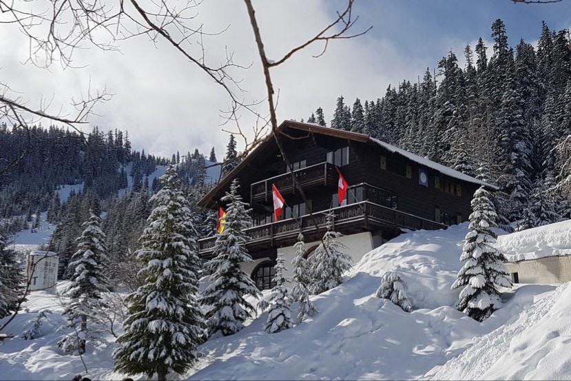 欧洲阿尔卑斯山小屋，可欣赏壮丽的山景