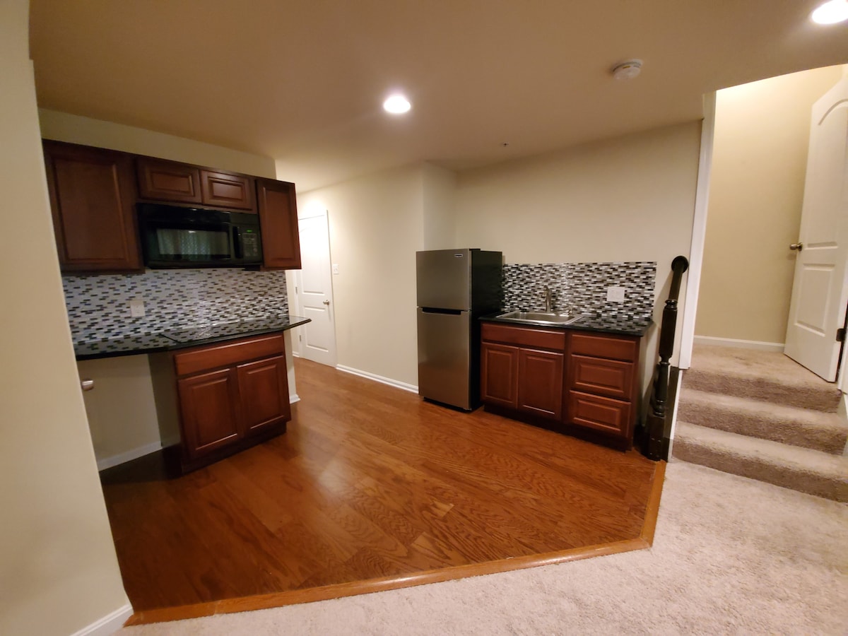 Cozy Studio Basement Apartment with Kitchenette