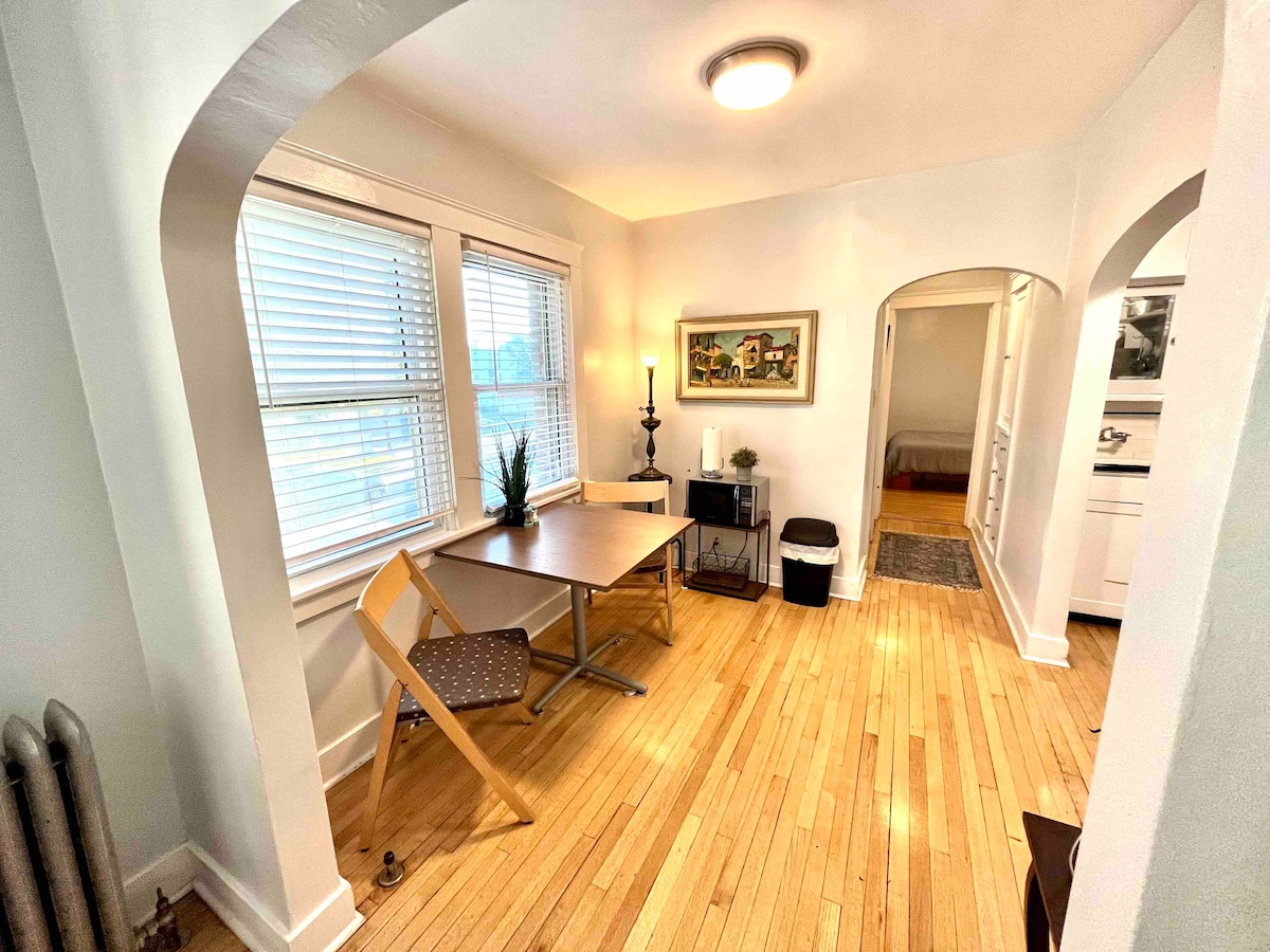 New Listing! Quaint one bedroom downtown apartment