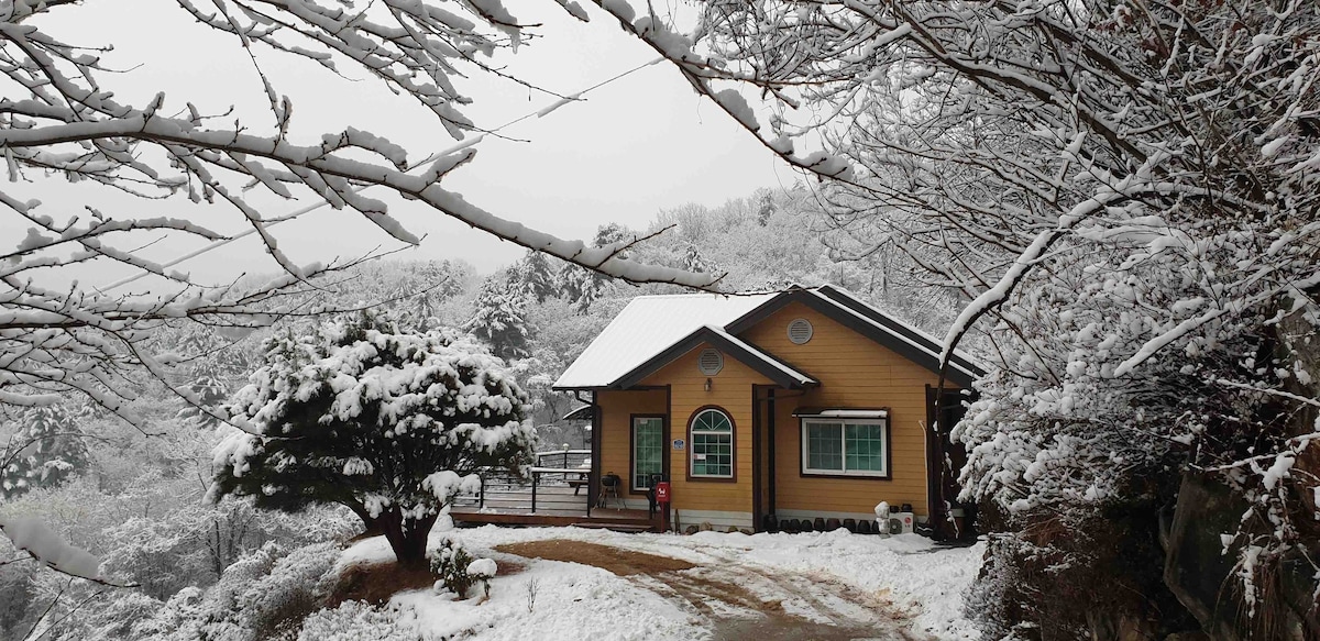 两间客房和一间宽敞的客厅。 僻静风景优美的Gapyeong别墅（约6人/提供露台烧烤）