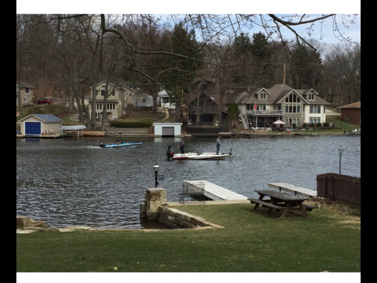 Portage Lakeside Cottage with Dock