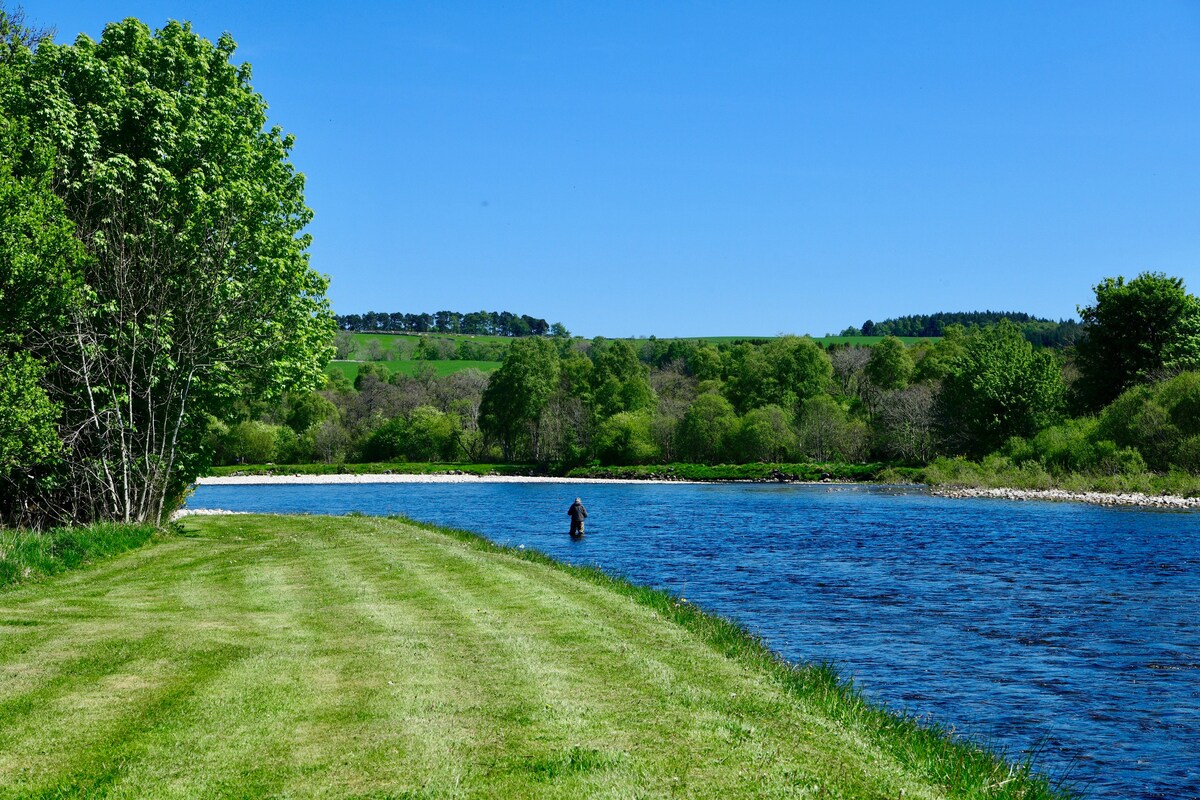 Cottage with Spectacular Views, River Dee Setting