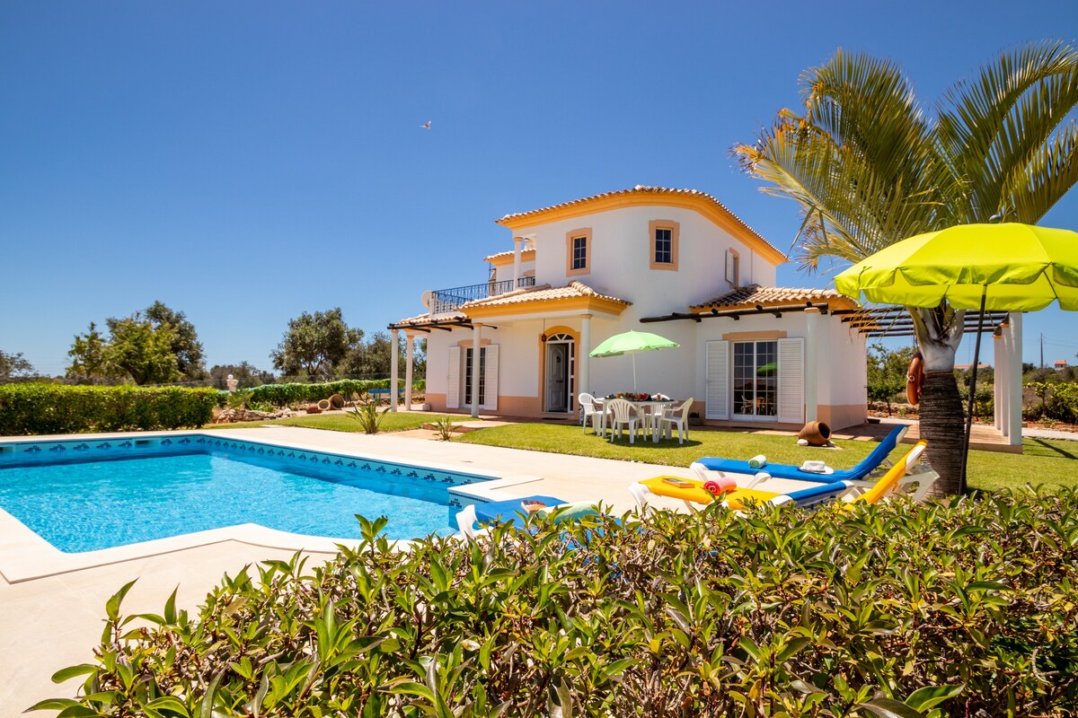 Beautiful Villa with Private Pool in quiet area