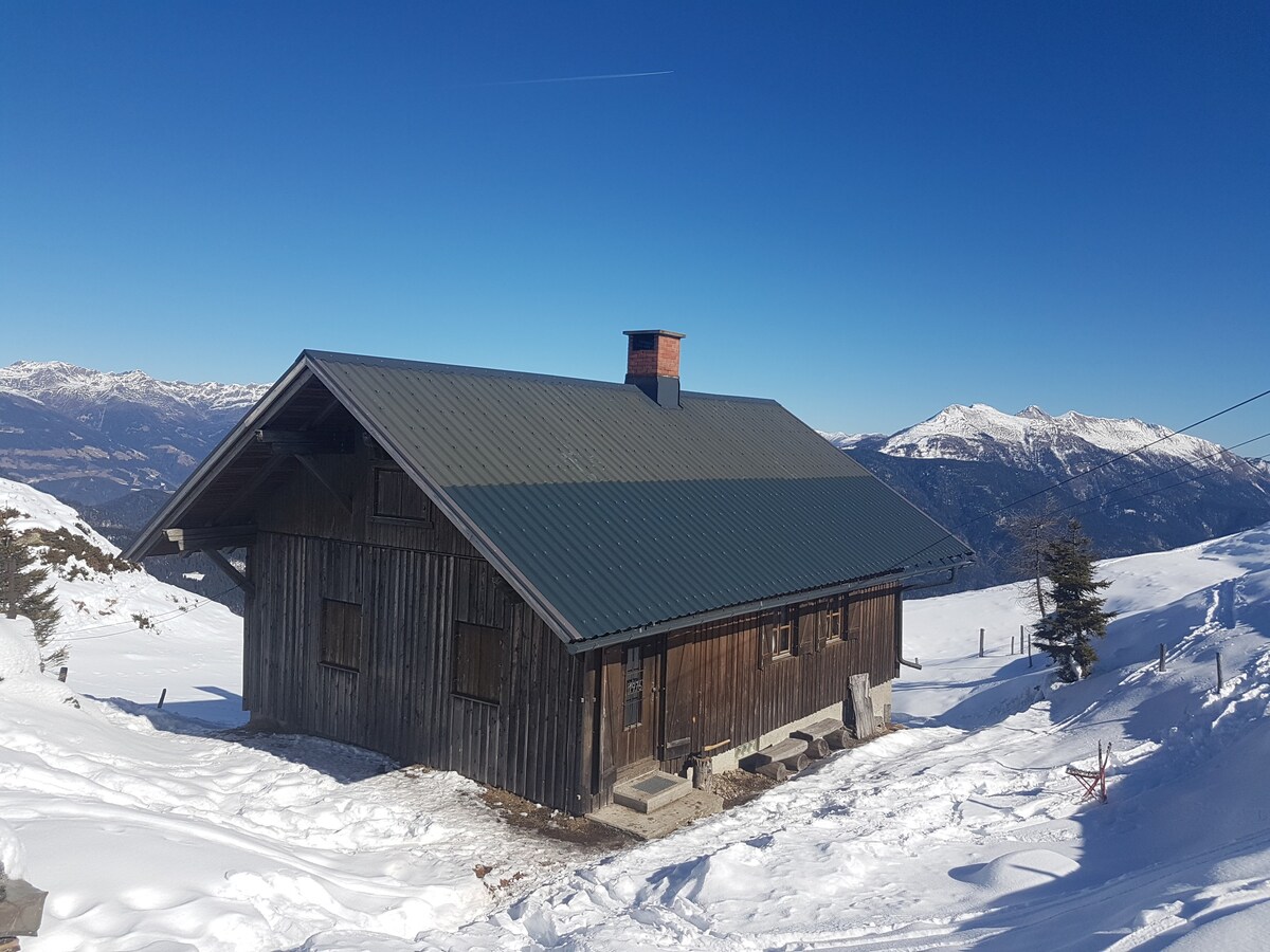 安静的高山小屋，位于宁静的阿尔卑斯山（ Carnic Alps ）