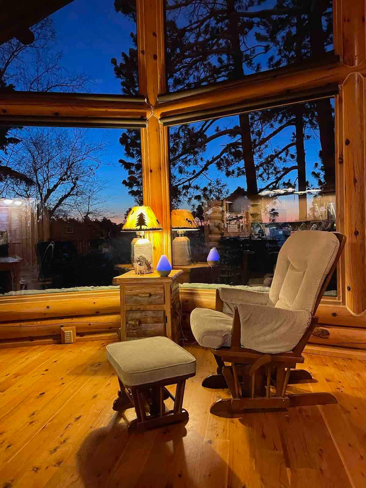 Log Cabin on Baby Lake with sunset views!