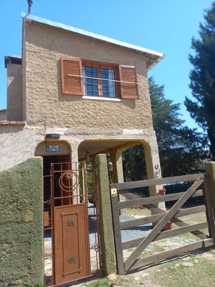 Casa con piscina en medio de las sierras