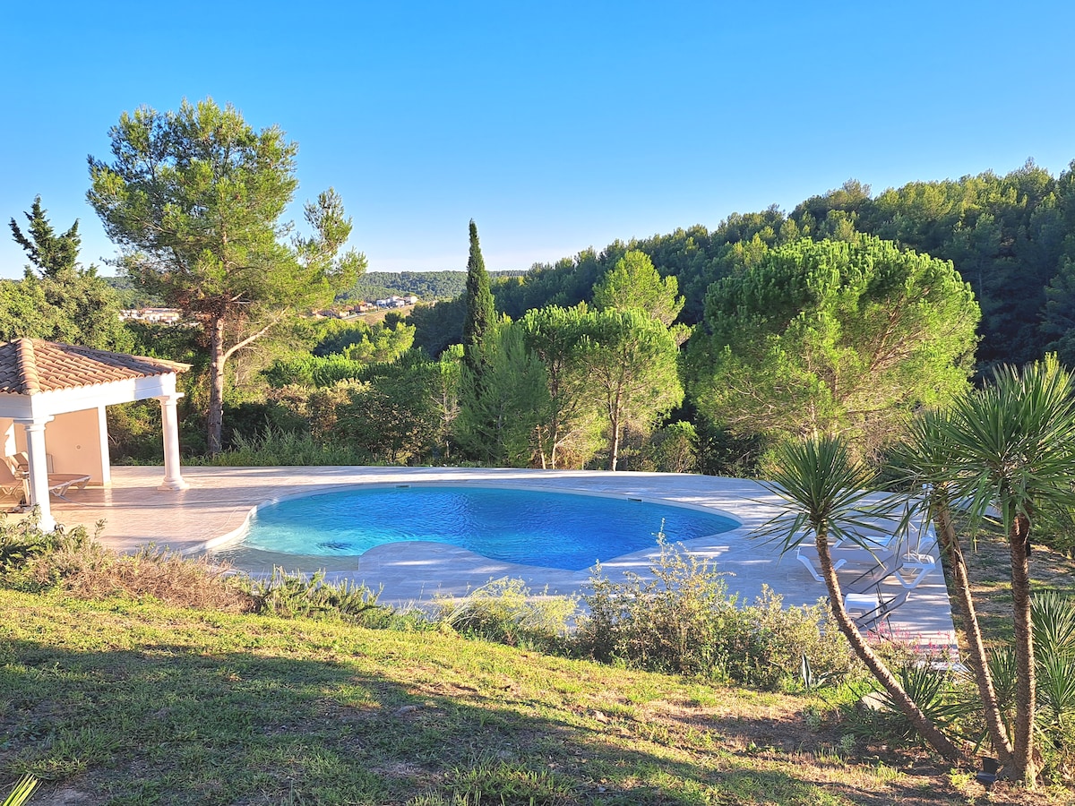 Villa avec piscine au coeur de la  garrigue