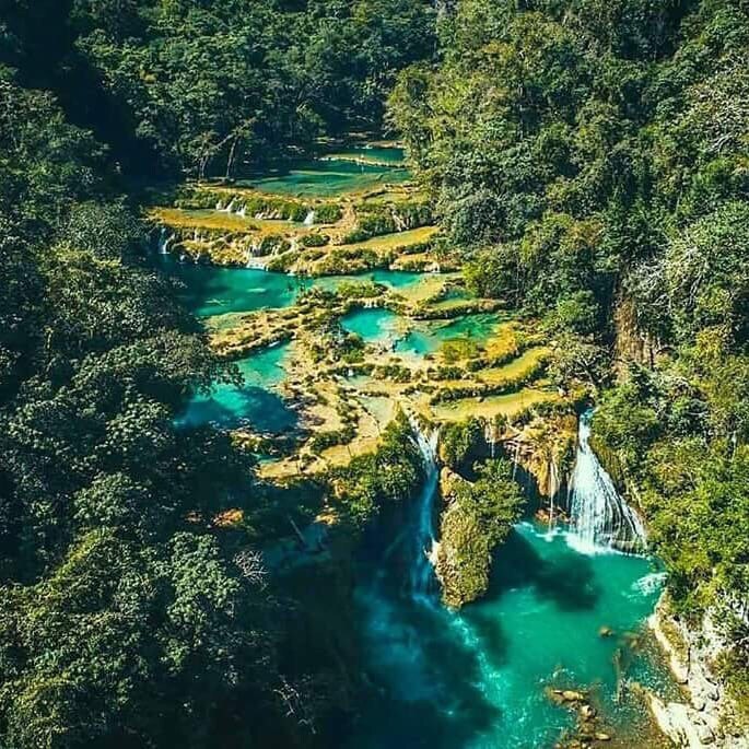 Semuc Champey附近的木制小木屋和壮丽景色