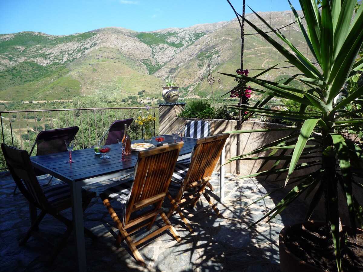 Logement confortable, terrasse vue mer et montagne