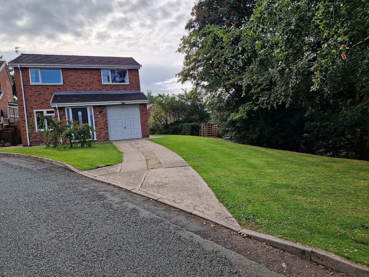 3 bedroom detached house centre of Whitchurch