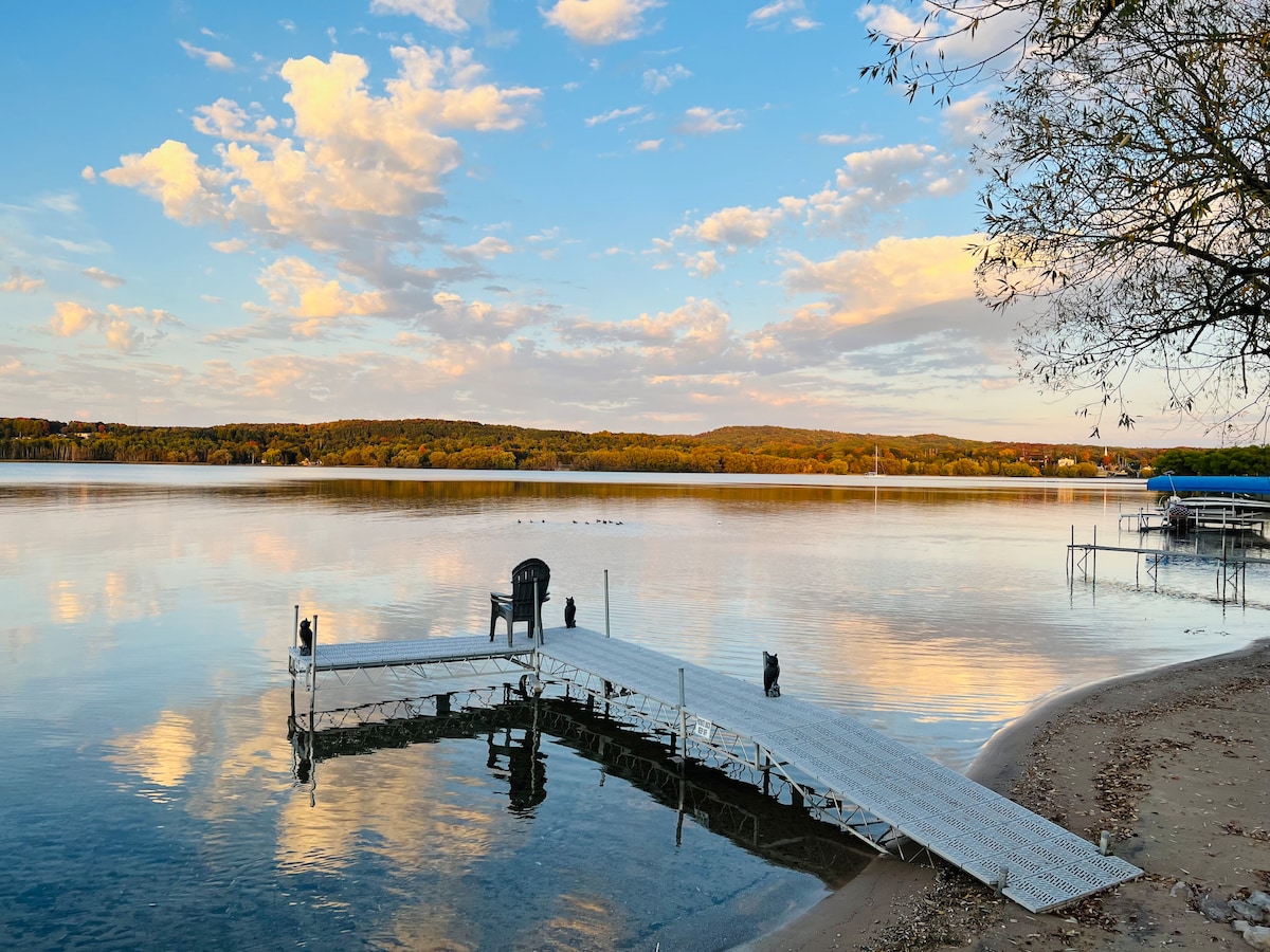 Charlevoix Lake-House ， 4卧，私人码头，高尔夫球场