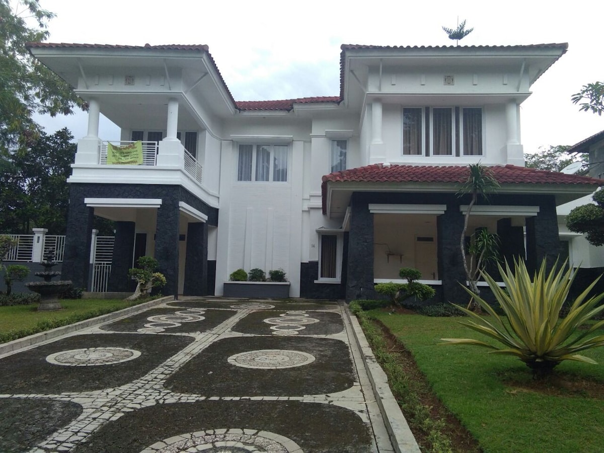 雅加达-博戈尔（ Jakarta-Bogor ）高尔夫球场景观专属房源