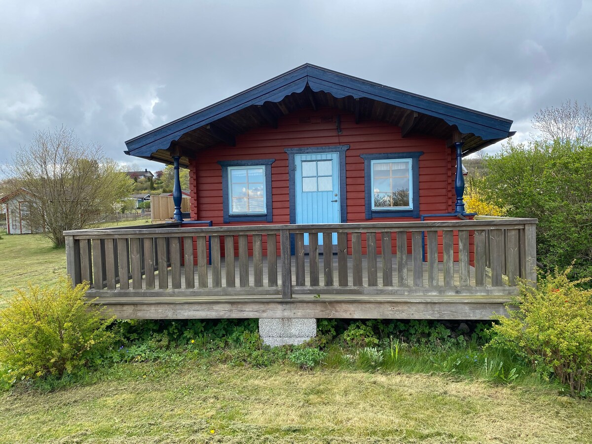 位于田园诗般的Ölandsby小屋，可欣赏美景