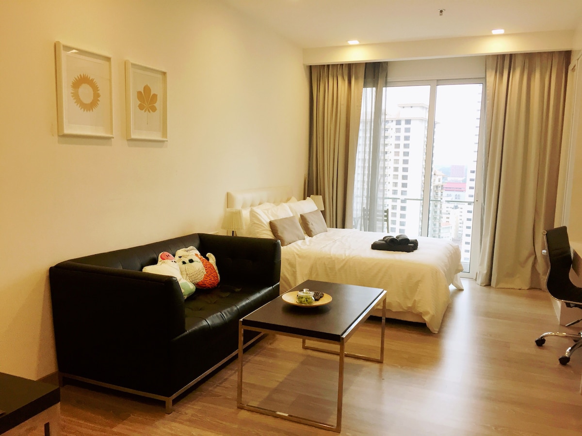 Roomy Suite-Balcony-Alor-MRT-Pavillion-KLCC-PNB118