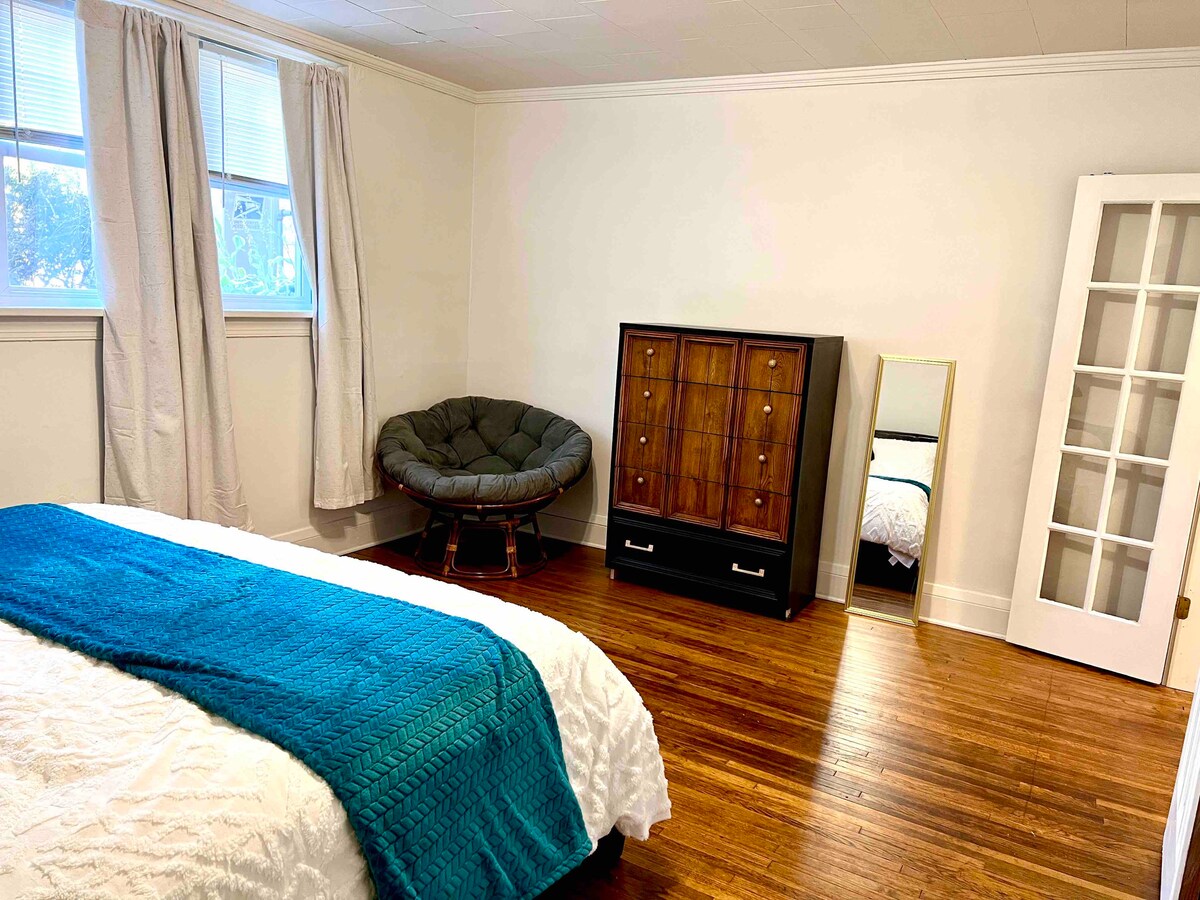 Modern, spacious unit <5 minutes from the Hospital