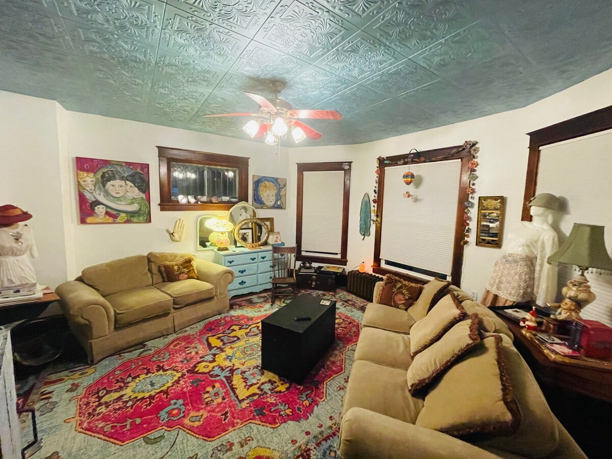 Vaughn 's Room - Baldwin House with a Peach Floor