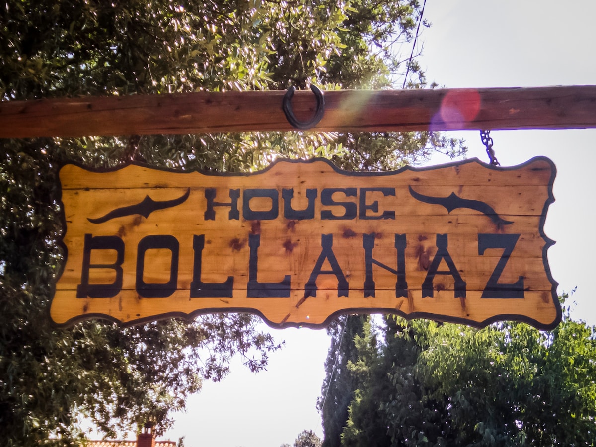 "Bollanaz"- Rustic 3 bedroom house near the beach