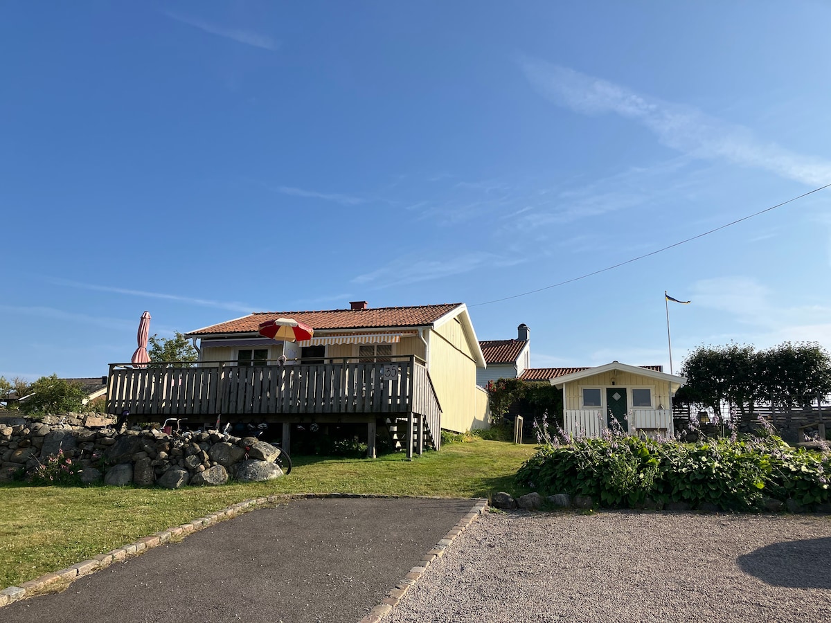 Mysig stuga vid havet, stor tomt och bra solläge.