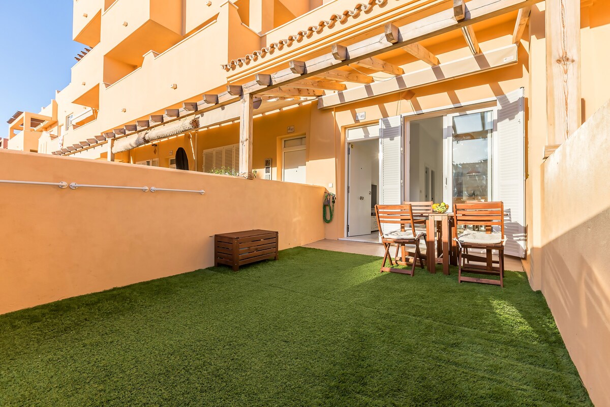 Bajo con jardín y piscina cerca de la playa 2 Dorm