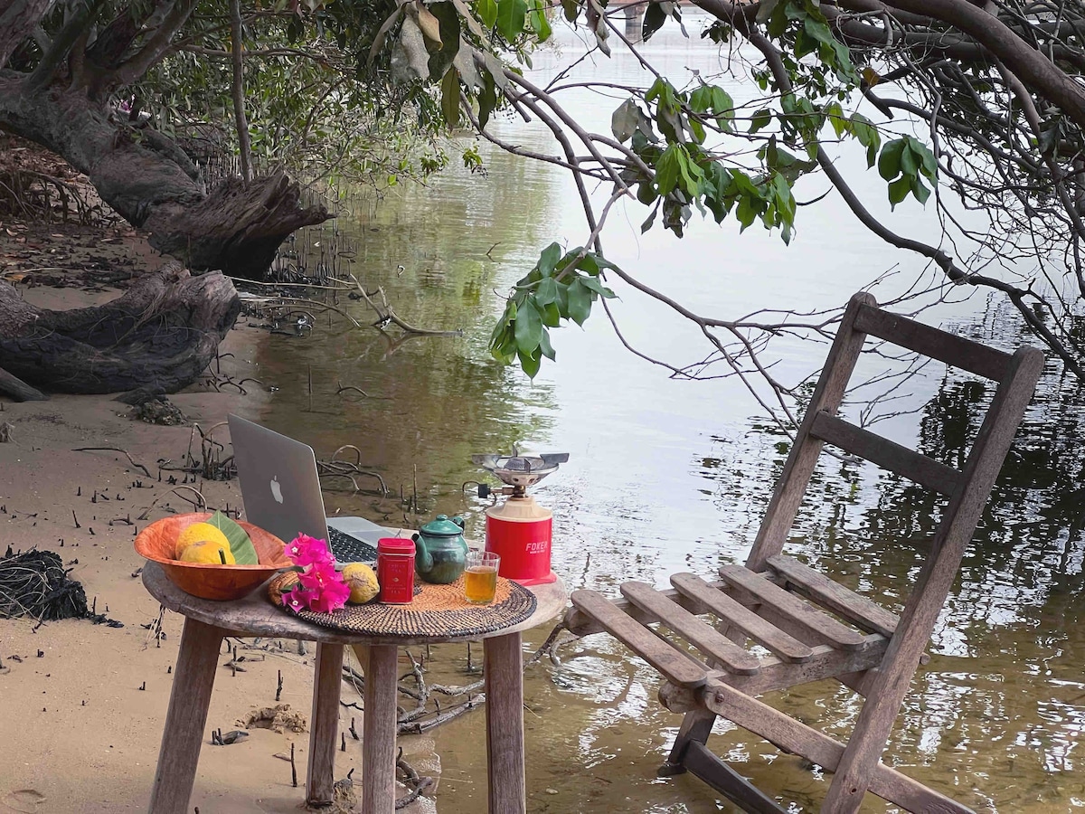 河畔传统非洲茅草小屋