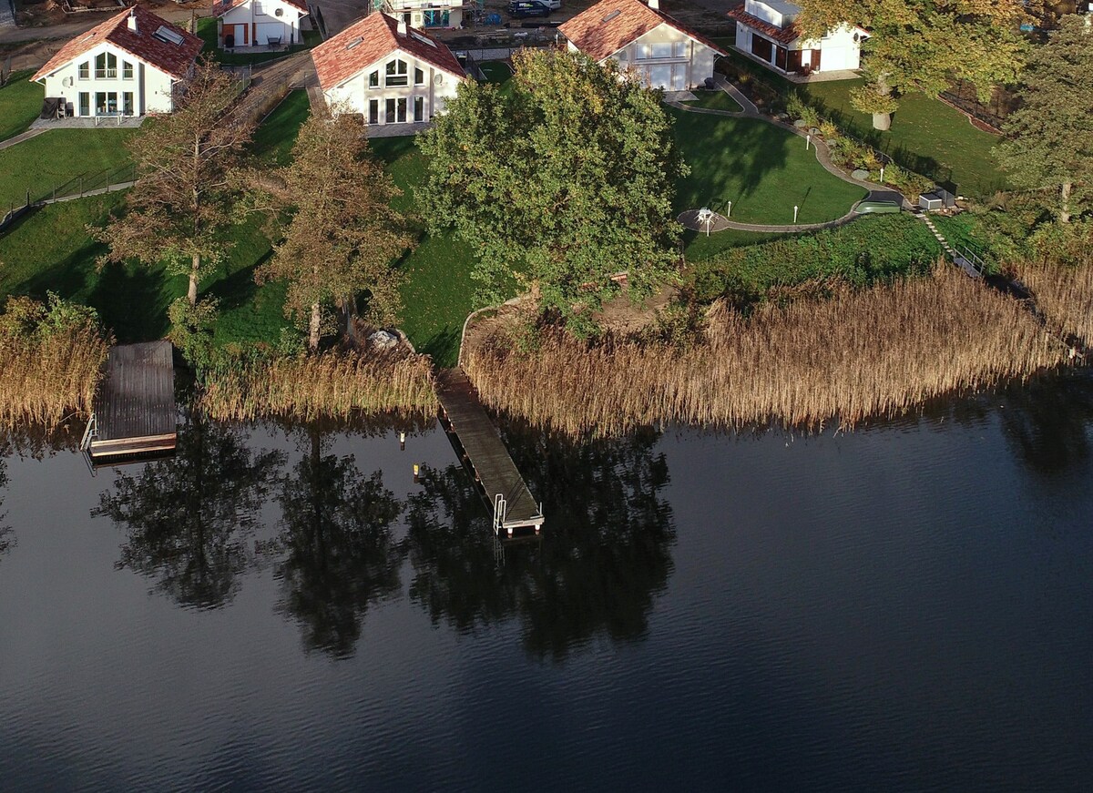 豪华湖泊住宅，配有桑拿房、壁炉和船- 130平方米