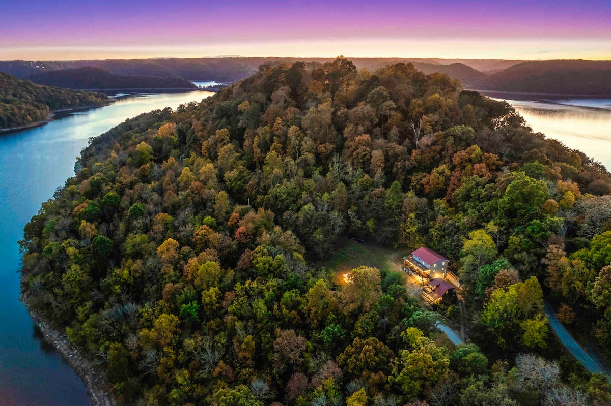 Center Hill Lake Cabin ，带甲板和火坑