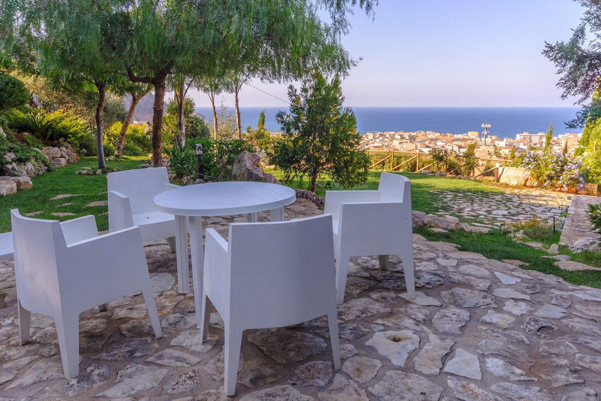 Villa Klimt with garden overlooking the sea