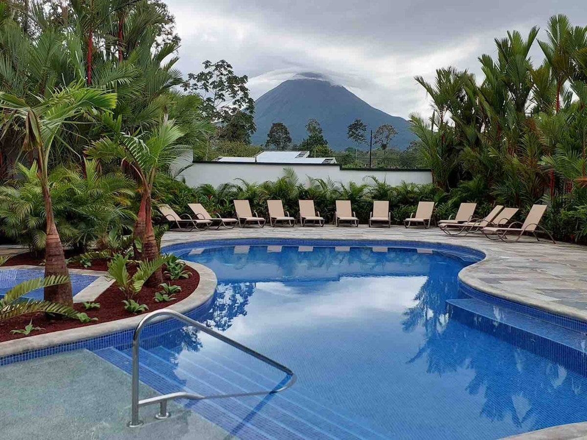 Casa Del Rio Congrio -包括泳池景早餐。