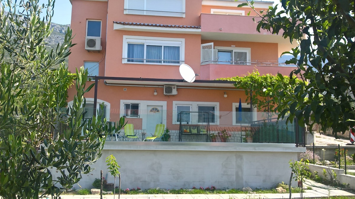Apartment Dijana1 *with pool*near Split and Trogir