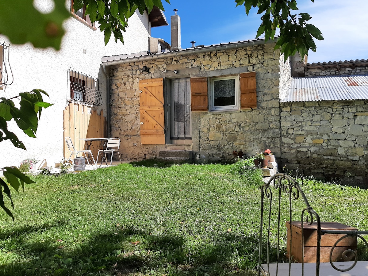 Coquet Studio et son jardinet dans corps de ferme