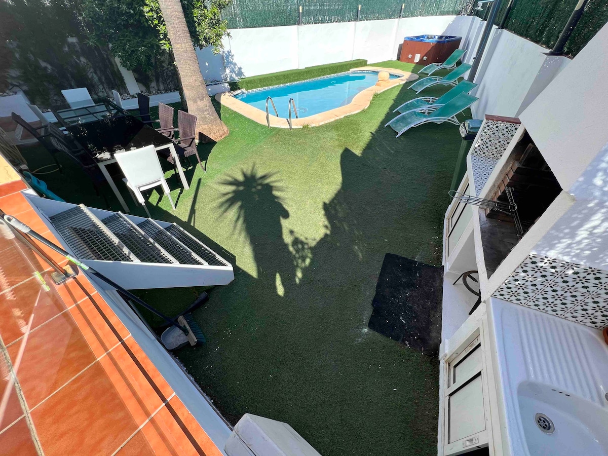 430m2👩‍👩‍👧‍👧HEATED POOL🏊‍♀️JACUZZI🥂CINE🎬PLAYGROUND 🏓GYM🏋️‍♂️BBQ