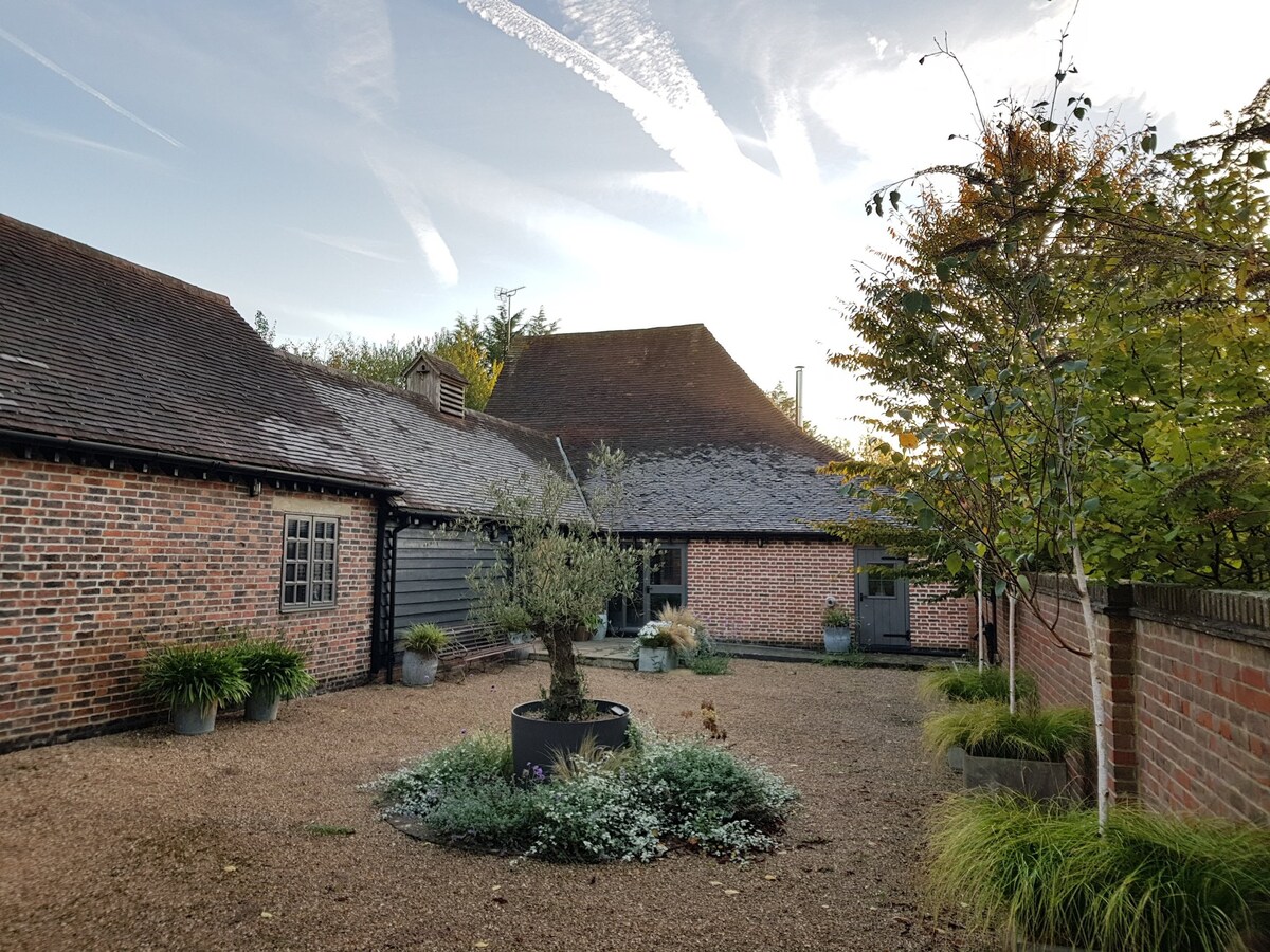 Stylish and peaceful studio in listed barn