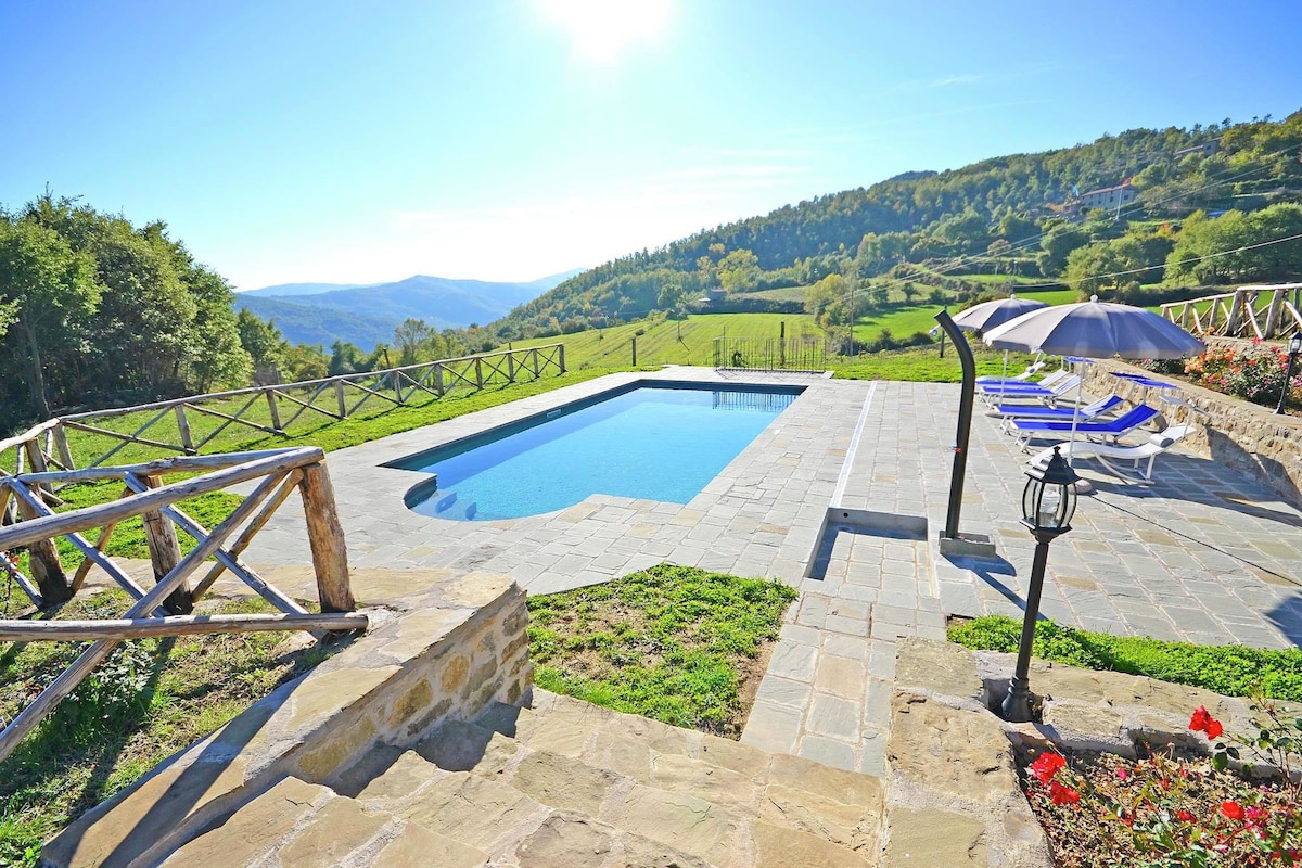 Villa with private pool near Cortona in the calm countryside and hilly landscape