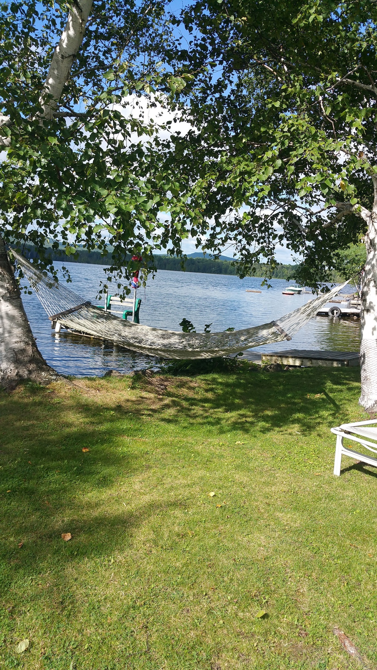 美丽的湖滨小屋，坐落在安静的湖泊上。
