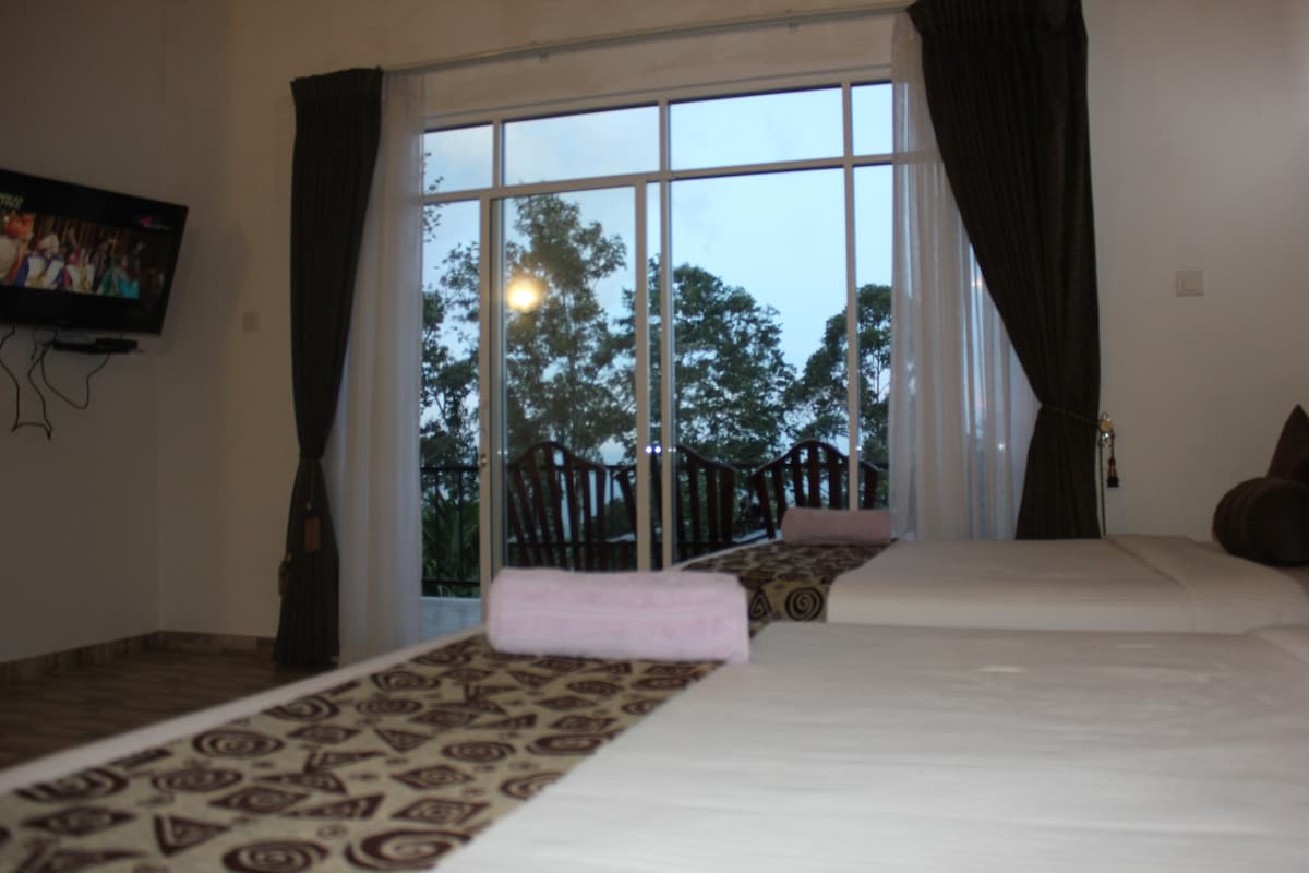 Deluxe Room With Ella Rock & mountain View