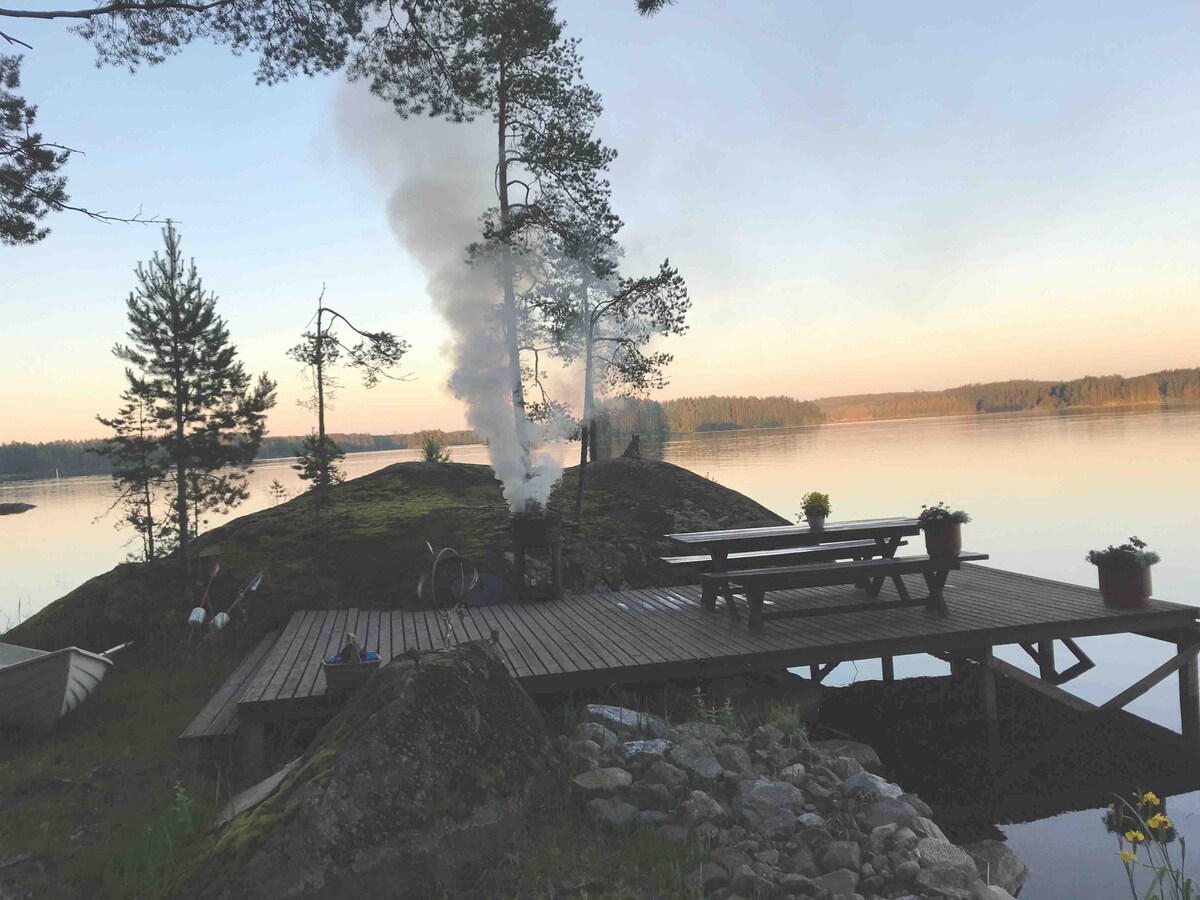 Mökki järven rannalla 25 km Kuopiosta.