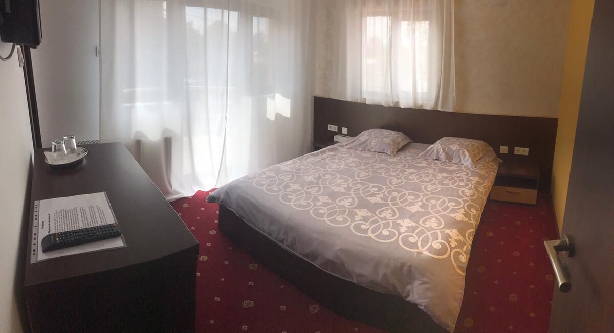 我们建议您在Barcănesti （ Prahova ）地区租赁一栋有5间客房（每间客房均设有独立卫生间） +2间卧室。
愿意使用P +1 +私人院子+停车位！ 房源还设有厨房+休息室，最多可入住35人