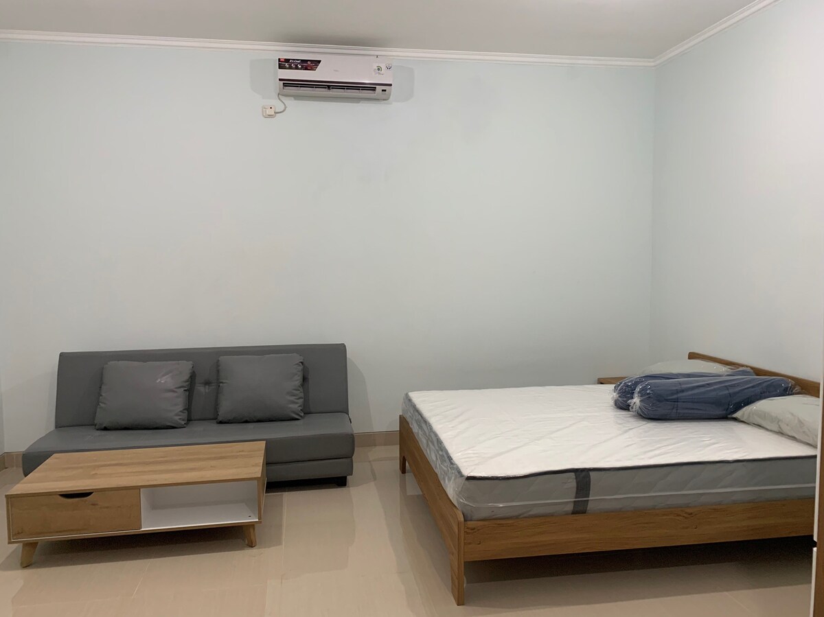 Spacious Comfy Studio Flat in Jakarta Timur