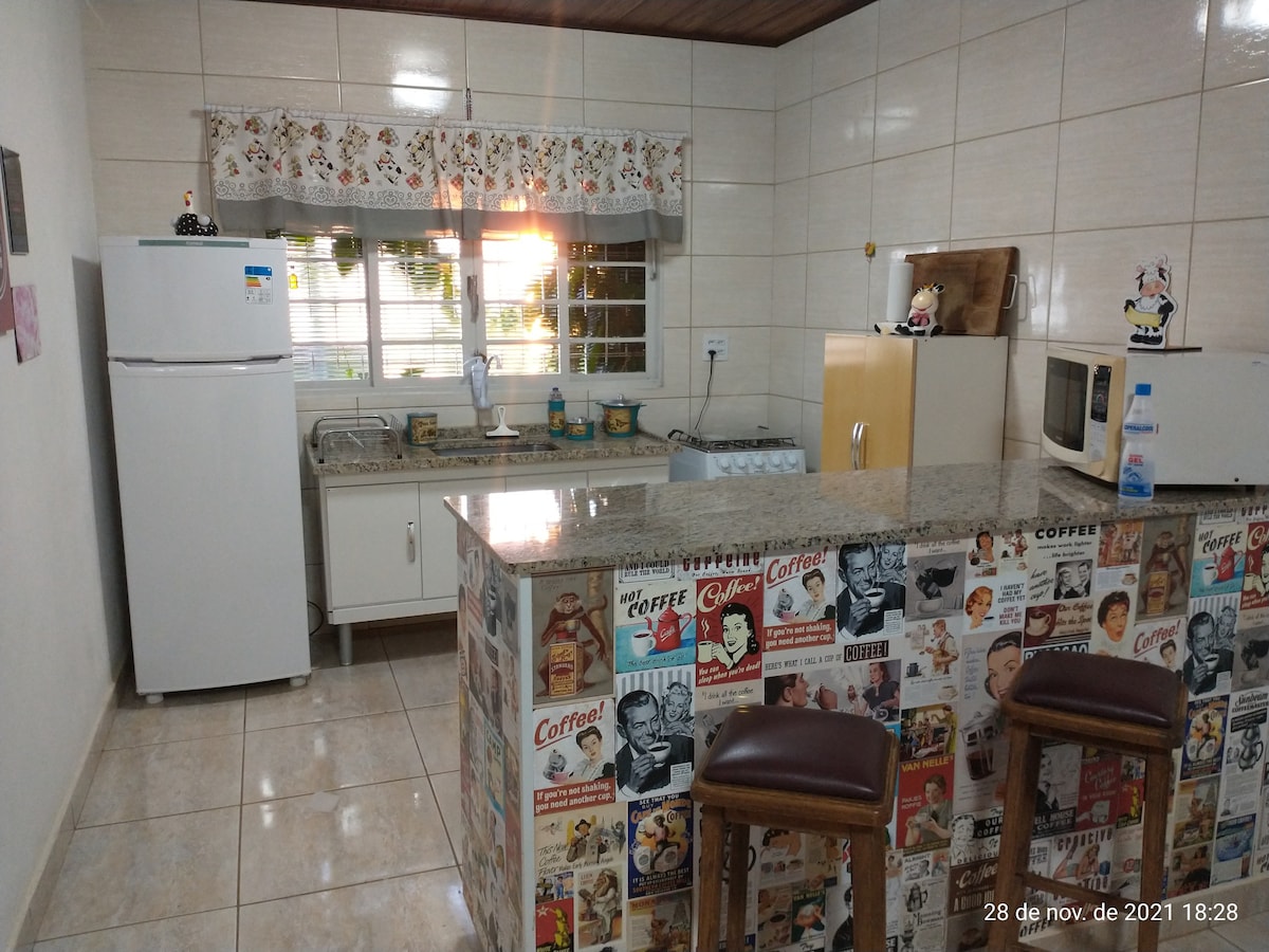 Casa confortável, jardim amplo, condomínio fechado