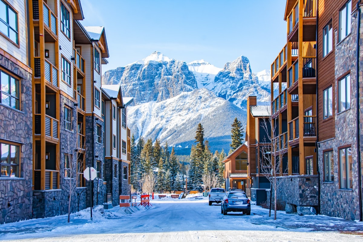 坎莫尔（ Canmore ）中心地带的豪华3卧室公寓！