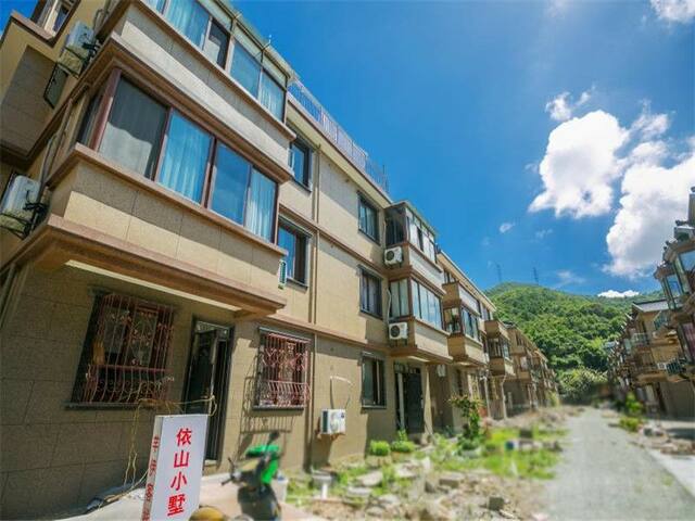 东北大妞儿之依山小墅客栈翻云覆雨大床房,紧临普陀客运中心,码头超近