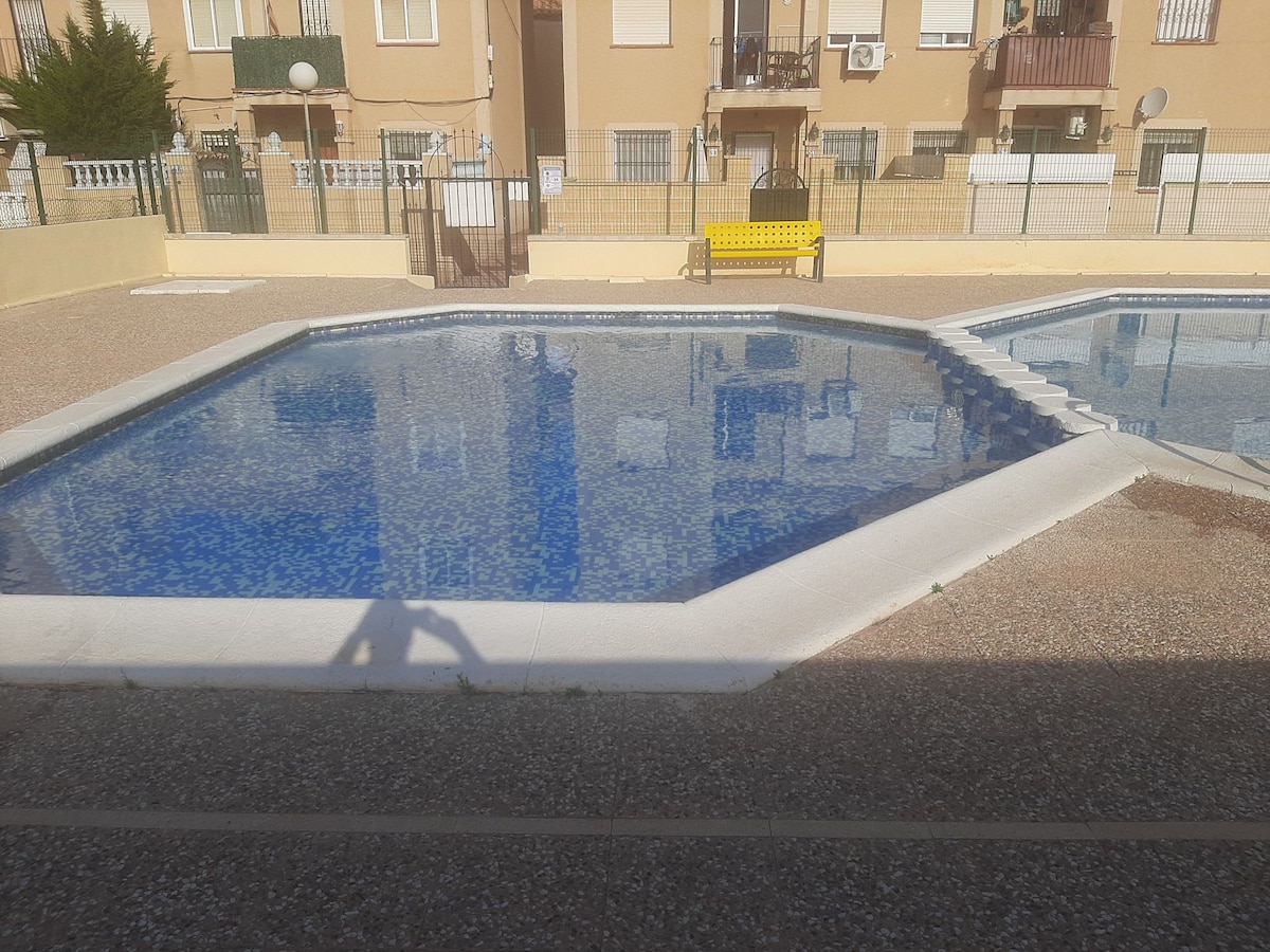 位于托雷维耶哈（ Torrevieja ）的漂亮房源，享有泳池景观