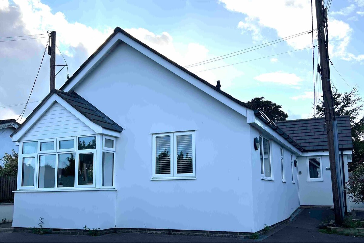 White 3 bed bungalow with en-suite and parking