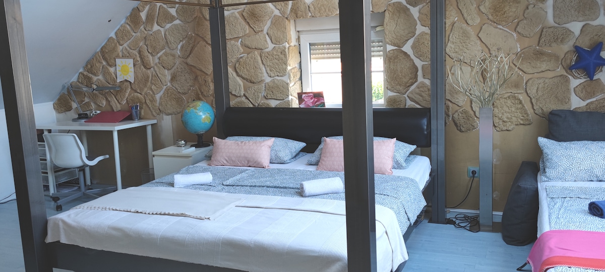 在卡萨度假酒店享受宽敞的休闲卧室