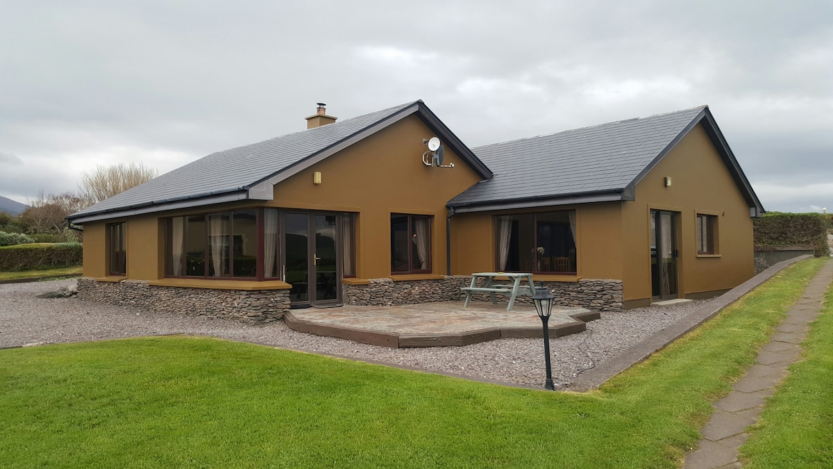 Maggie' cottage overlooking Dingle harbour and bay