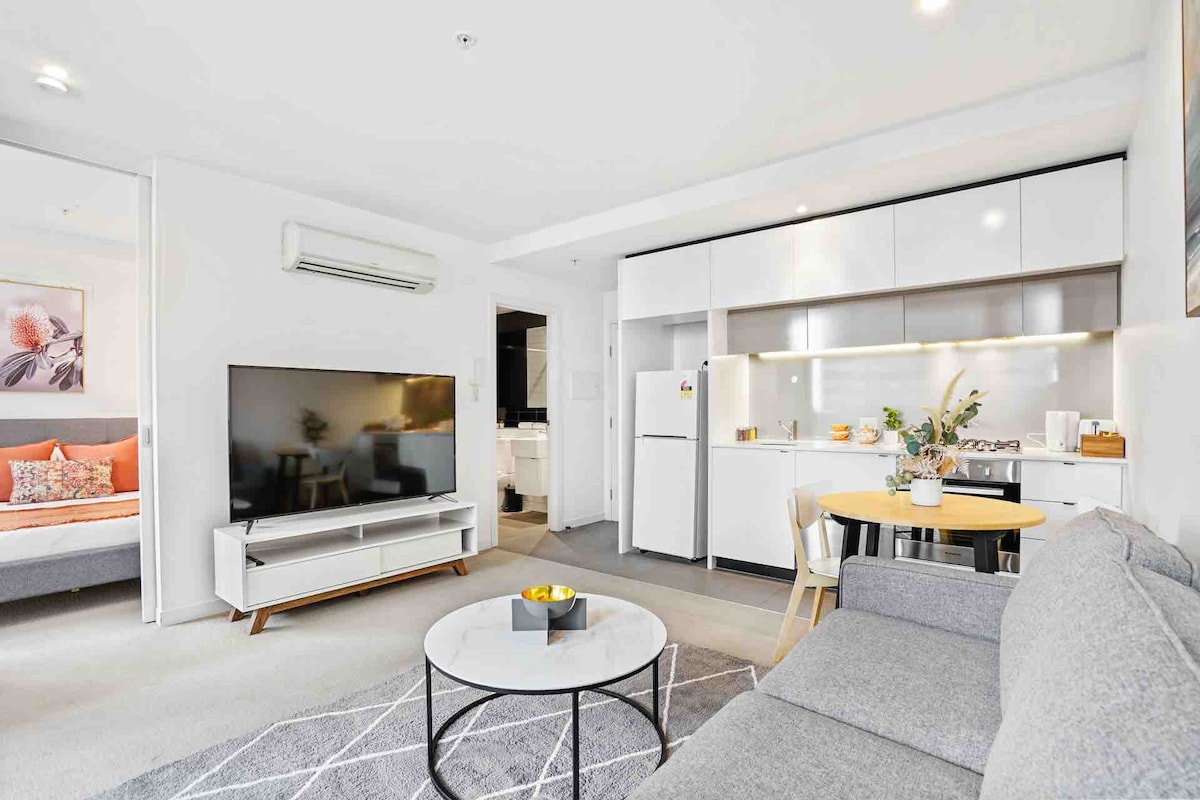 Modern apt in the heart CBD, car park need to book