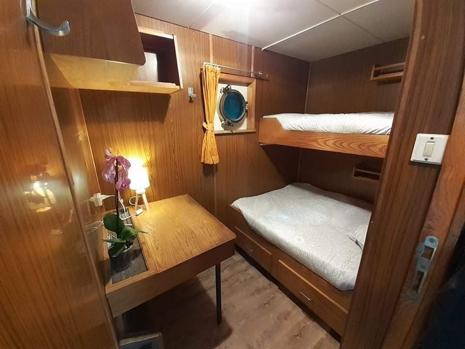 Lorient小屋附近的船舶配有按摩浴缸